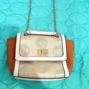 ANNE KLEIN SHOULDER BAG-CHAMPAGNE WHITE & COGNAC WITH GOLDTONE ACCENTS & CHAIN